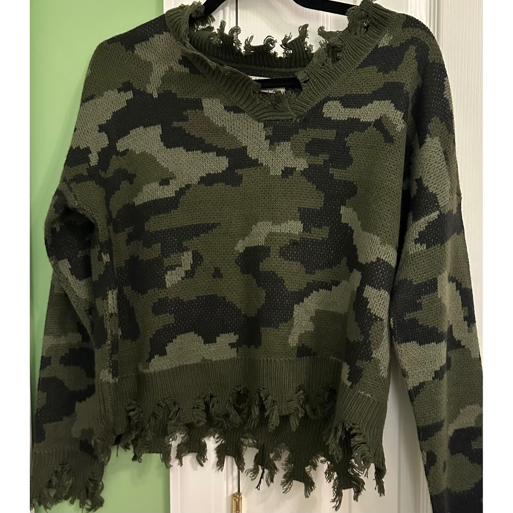 Full Circle Trends Camo Distressed V Neck Sweater‎ Medium Green Black